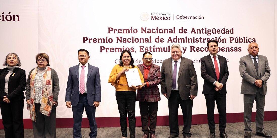 La titular de Gobernación con los premiados.