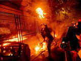 Manifestantes, durante las protestas ocurridas la madrugada de ayer, que continúan por el asesinato de George Floyd.