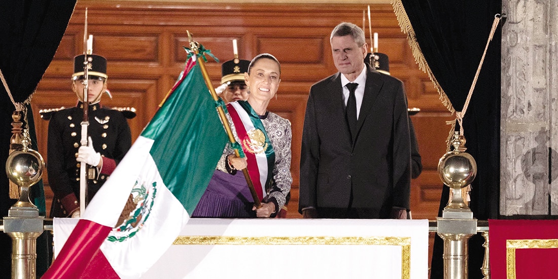 La mandataria dio El Grito en su 215 Aniversario, acompañada de su esposo, Jesús María Tarriba, en punto de las 11 de la noche, cuando tocó la campana de Palacio Nacional.
