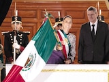 La mandataria dio El Grito en su 215 Aniversario, acompañada de su esposo, Jesús María Tarriba, en punto de las 11 de la noche, cuando tocó la campana de Palacio Nacional.