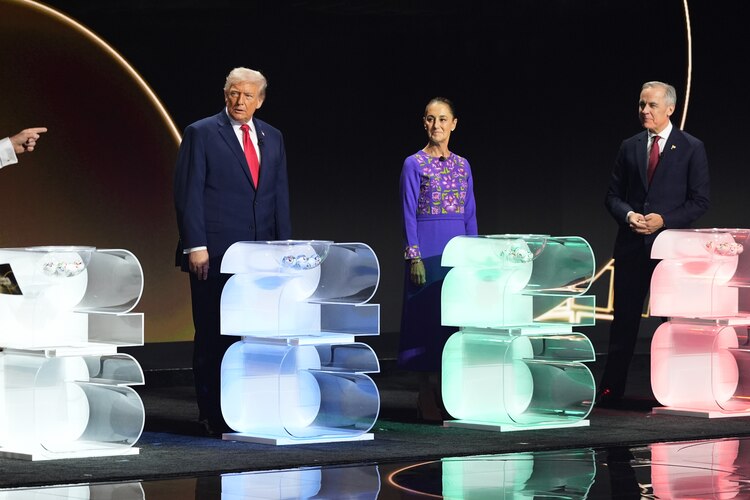 El presidente Donald Trump, la presidenta mexicana Claudia Sheinbaum y el primer ministro canadiense Mark Carney en el escenario durante el sorteo de la Copa Mundial 2026