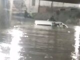 Una combi se hundió tras las intensas lluvias.
