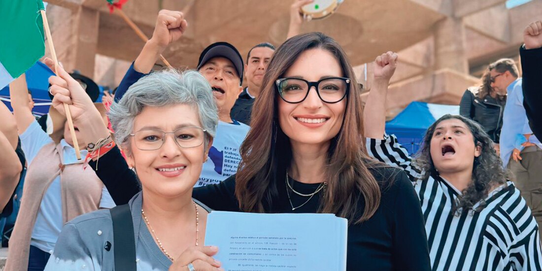 Patricia Aguayo (izq.) y Laura Ballesteros, ayer, en las inmediaciones de San Lázaro.
