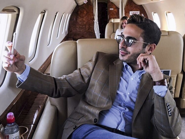 Simon, el llamado Estafador de Tinder, en un fotograma del documental de Netflix.