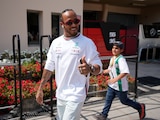 El piloto británico Lewis Hamilton de Mercedes llega para la tercera práctica libre de Fórmula 1 en el Circuito Internacional de Bahrein en Sakhir, Bahrein, el sábado 4 de marzo de 2023.