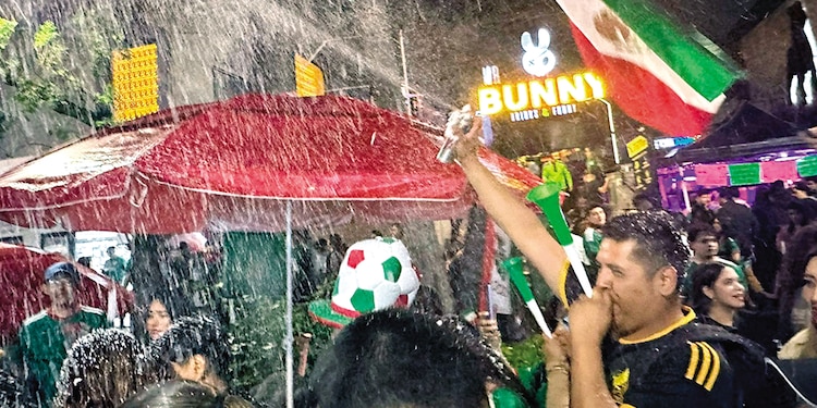 Fiesta en el Ángel de la Independencia tras el triunfo de México sobre Corea.