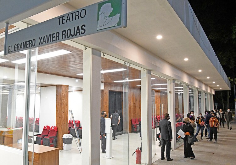 En el Teatro El Granero se cambió la fachada por muros de cristal templado para mejorar la iluminación.