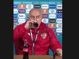 Stanislav Cherchésov, entrenador de Rusia, destapó un refresco en una conferencia de prensa de la Eurocopa.