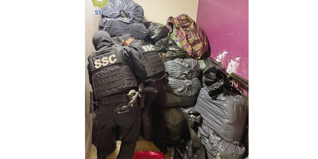 AGENTES DECOMISAN bolsas de basura
con el enervante, anoche.