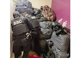 AGENTES DECOMISAN bolsas de basura
con el enervante, anoche.