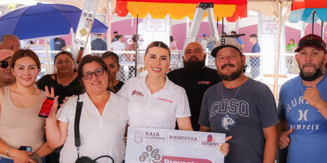 Al centro de la imagen la Gobernadora constitucional de Baja California.