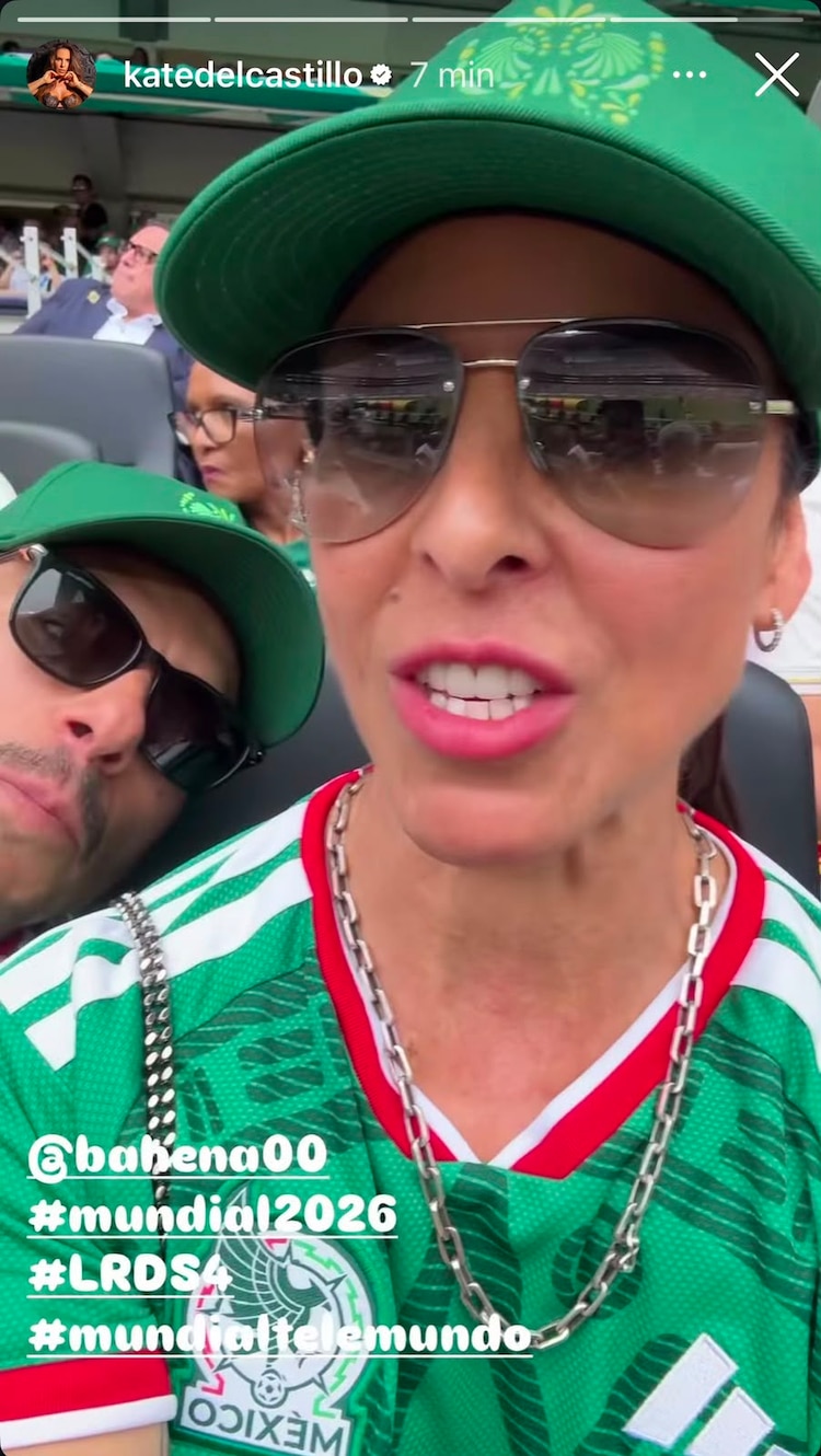 La actriz y productora Kate del Castillo, festeja el primer gol de la selección mexicana, desde los primeros asientos del Estadio Azteca junto a su novio Edgar Vahena