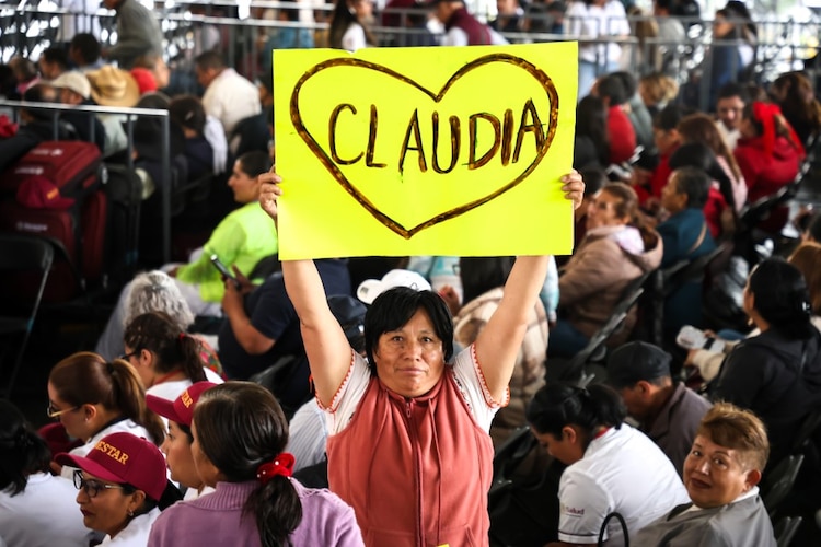 La presidenta Claudia Sheinbaum anunció nuevos apoyos sociales para Hidalgo durante su visita a Tulancingo y Tepeapulco.