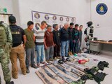 Elementos de seguridad de Guerrero aprehendieron a ocho hombres, a quienes aseguró ayer armas, droga, dinero y gorras con las siglas CJNG.