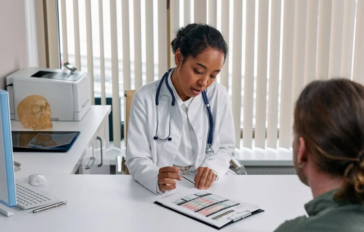 En la imagen ilustrativa, una consulta médica