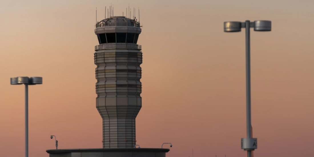Por fuerte olor a químico, detienen temporalmente aeropuertos de Washington.