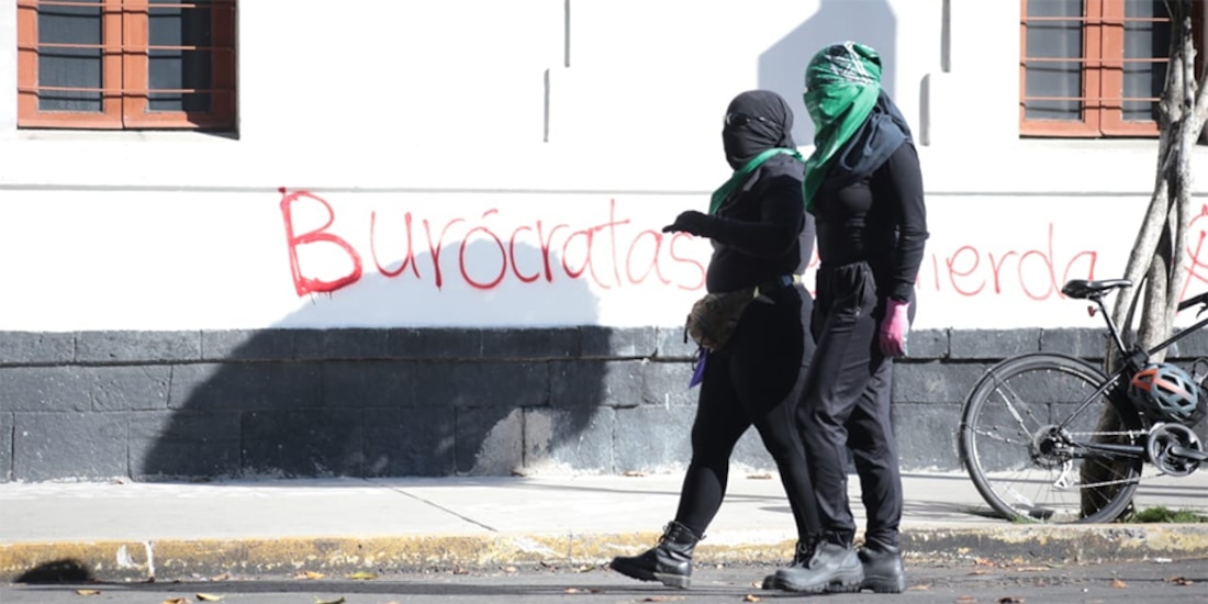 Feministas en protesta en las inmediaciones del edificio de la Segob.