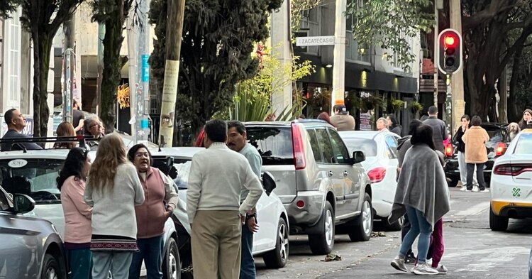 En la colonia Roma de la CDMX personas salieron de sus casas luego de que sonara la Alerta Sísmica.