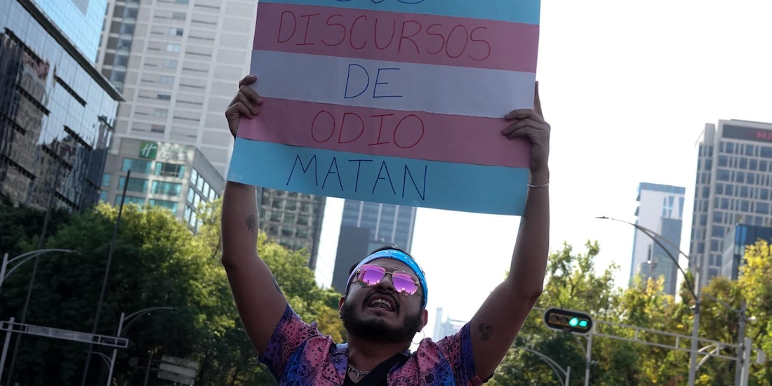 Manifestante muestra un mensaje contra los discursos de odio hacia la comunidad LGBTI+.