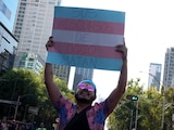 Manifestante muestra un mensaje contra los discursos de odio hacia la comunidad LGBTI+.