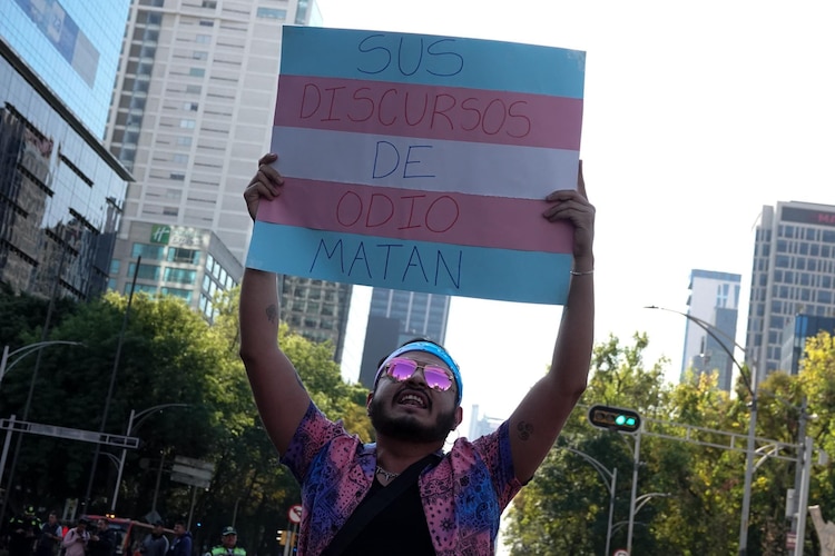 Manifestante muestra un mensaje contra los discursos de odio hacia la comunidad LGBTI+ sobre Paseo de la Reforma, en enero pasado.