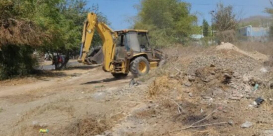 Un trascavo remueve vegetación en el predio de la Unidad Deportiva Infantil Los Altos, de Manzanillo, el pasado 25 de marzo.