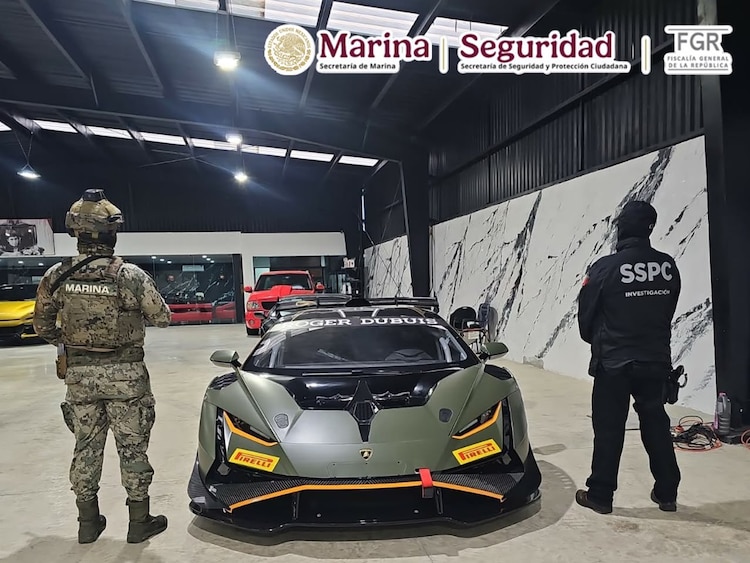 Durante los cateos decomisaron 15 vehículos de alta gama y bienes con valor superior a 145 mdp.
