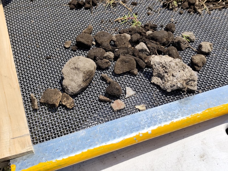 Detectaron que criba para detectar restos óseos no estaba en buen estado
