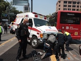 Policías ayudan a heridos en un choque del Metrobús y una ambulancia en 2023.
