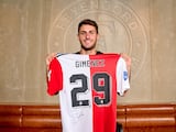 Santiago Giménez luce la playera del Feyenoord, el segundo equipo de su carrera y el primero en Europa.