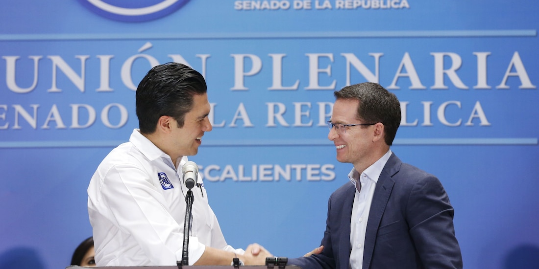 Jorge Romero (izq.), presidente nacional del PAN, saluda al senador Ricardo Anaya (der.) ayer, en Aguascalientes.