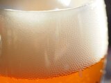VIDEO: El riesgo de beber tu cerveza sin espuma