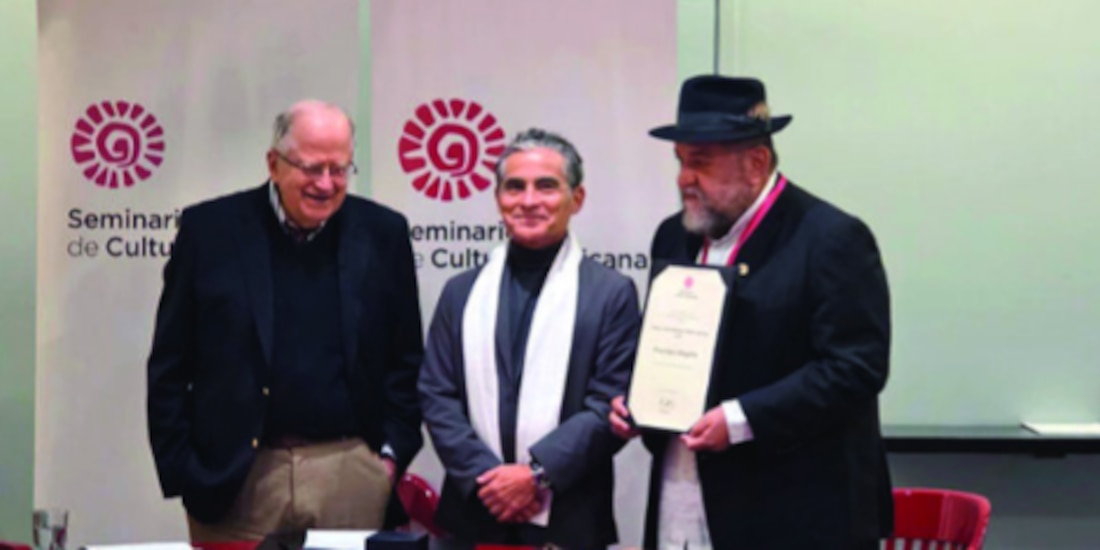 Francisco Magaña (último de izq. a der.), ayer al recibir la distinción.