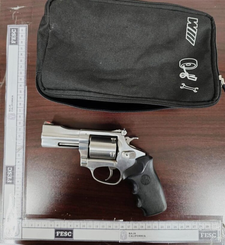 Se les decomisó un arma.