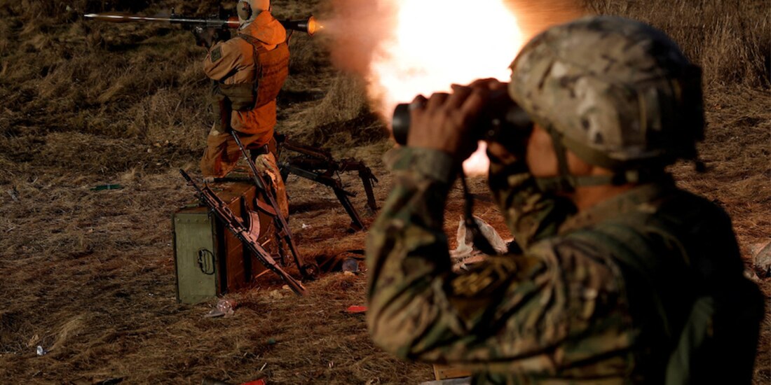 Soldados realizan labores de contraofensiva en la zona fronteriza con Rusia, ayer.