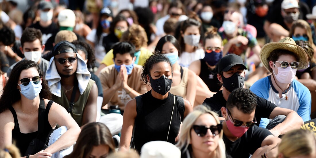 Personas en un momento de silencio, el 19 de junio de 2020, en Los Ángeles.