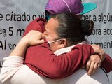 Una mujer es consolada luego de recibir noticias de su paciente que está internado en el área de urgencias Covid-19 del Hospital de los Venados.