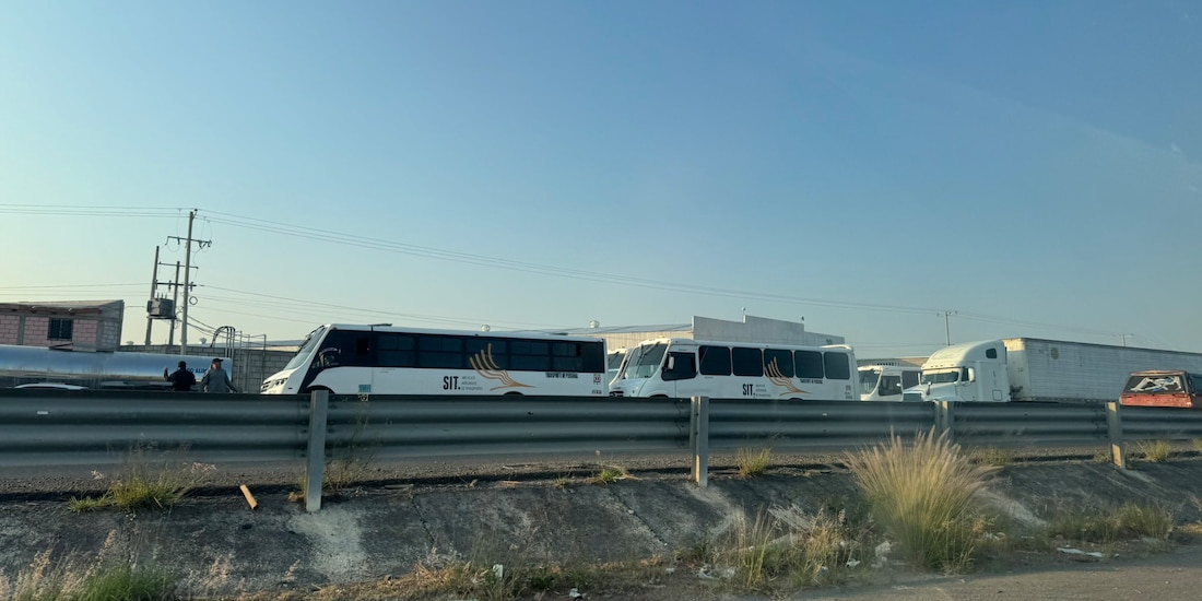 Bloqueo sobre la Carretera 57, por manifestantes que exigen fin al desabasto.