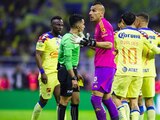 Nahuel Guzmán reclama una acción en la final de vuelta del Apertura 2023 de la Liga MX entre América y Tigres.