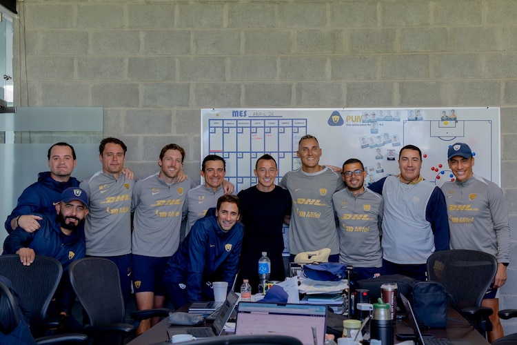 Andrés Guardado visita a los Pumas de la UNAM y Efraín Juárez