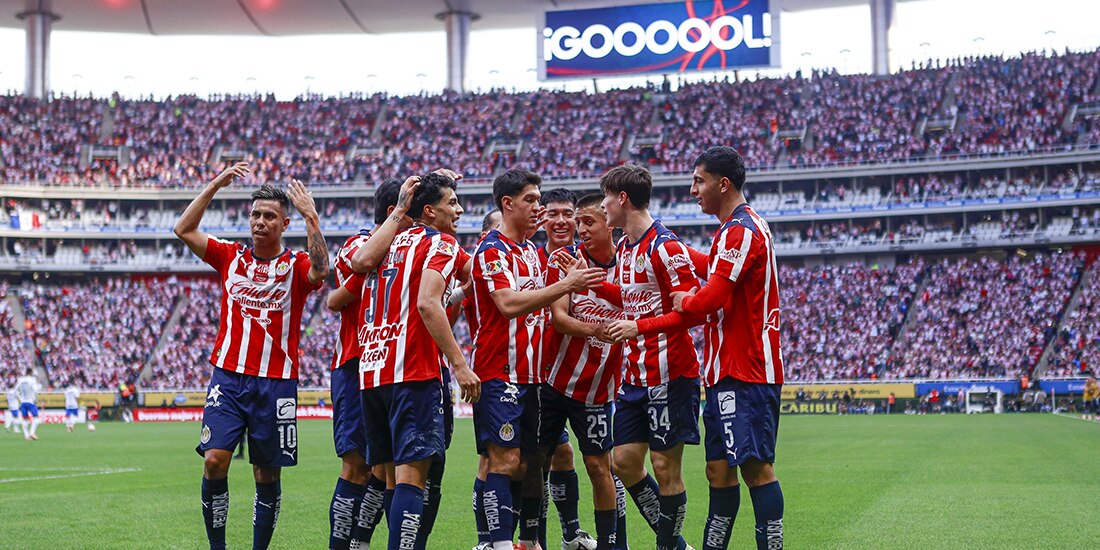 Jugadores de Chivas festejan un gol en la Fecha 17 de la Liga MX.