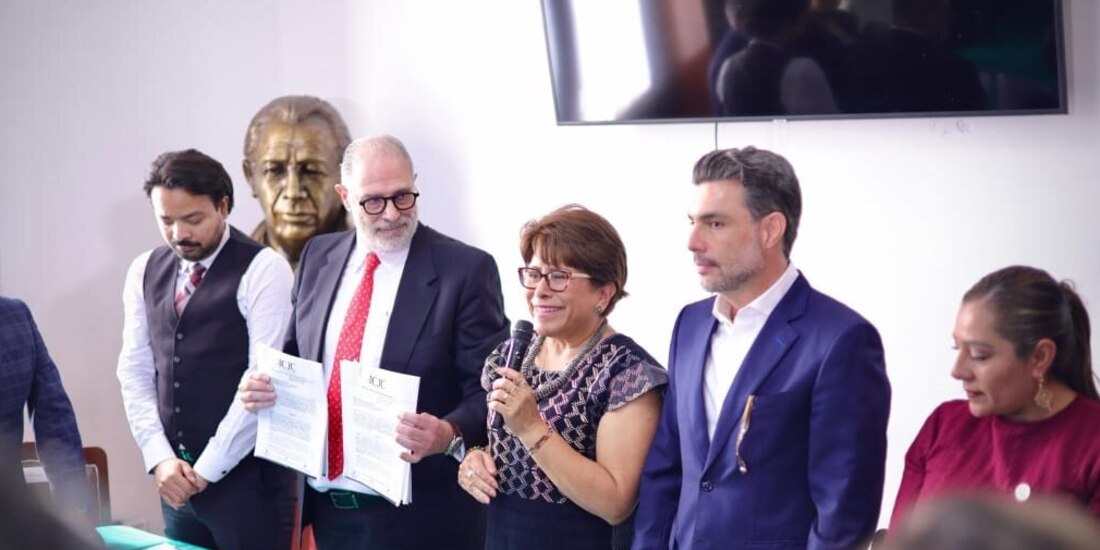 La diputada, Martha Ávila, durante la entrega de reconocimientos al CJC, ayer.