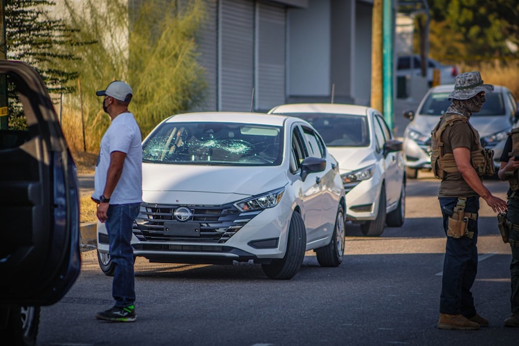 Así quedó el automóvil en el que viajaban agentes de la SSPC.