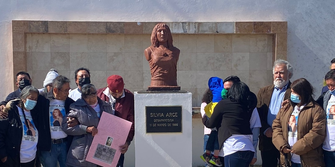 Familiares de Silvia Arce se reunieron con Alejandro Encinas alrededor de un busto de la joven desaparecida hace 24 años.
