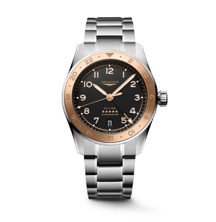 Spirit Zulu Time 1925 │ De la firma Longines, esta pieza celebra 100 años del primer reloj de pulsera con doble huso horario, que presentaba la bandera zulú en su esfera, en referencia a la letra “Z” que designa la hora universal para los aviadores. Es un reloj automático, de acero inoxidable y lámina de 200 micras de oro rosa de 18 quilates. Con Super-LumiNova para ver las manecillas y números en la oscuridad. Cuenta con cristal de zafiro con varias capas antirreflejantes.