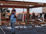 Tormentas eléctricas severas con informes de posibles tornados esparcieron daños en partes del norte de Texas.