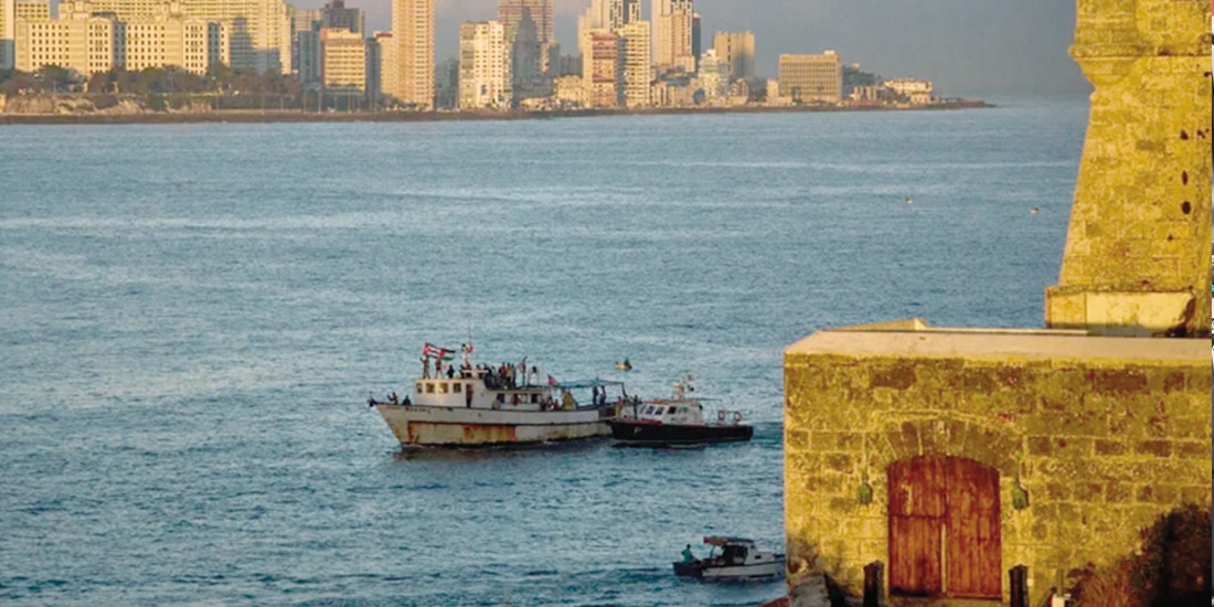 Buque Maguro, que llega desde México en la bahía de La Habana, el 24 de marzo