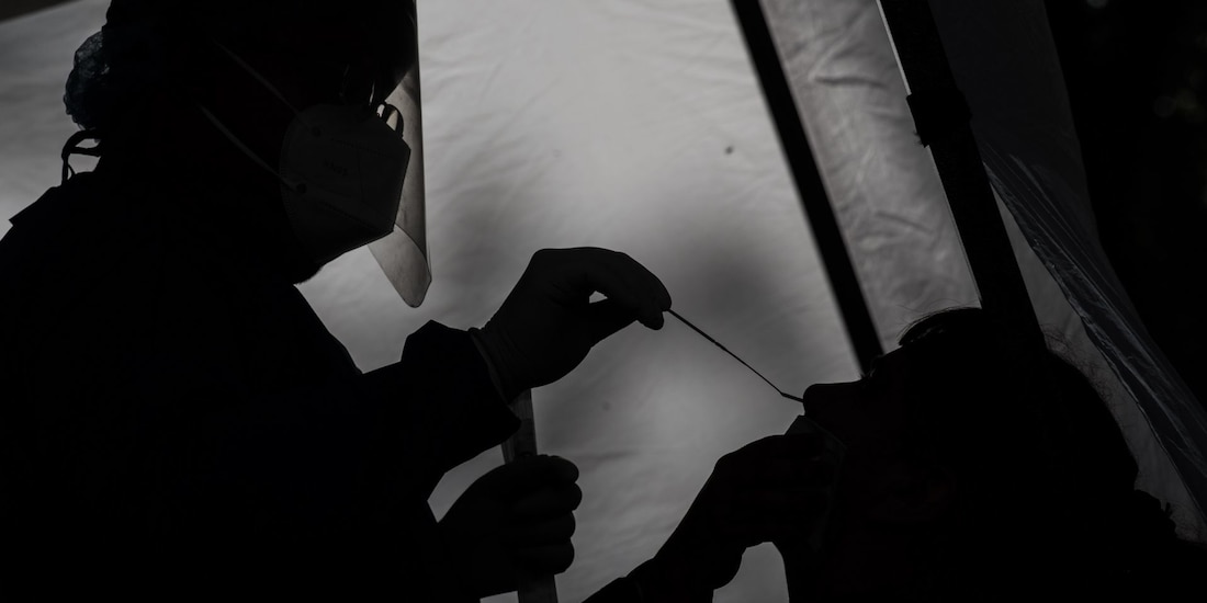 De acuerdo con Alomía, se ha registrado un descenso en los contagios durante las últimas tres semanas; además, bajaron las defunciones.