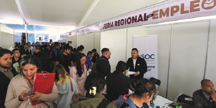 Jóvenes en la Feria Regional del Empleo en Toluca, en septiembre pasado.