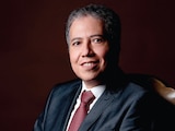 LUDWIG
CARRASCO,
batuta de la
orquesta,
en una sesión
de fotos.
